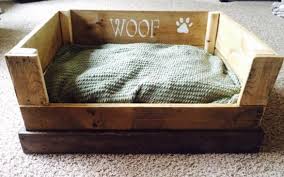 Ein blumenkasten aus holz lässt sich schnell und einfach bauen, sofern das nötige equipment vorhanden ist. Diy Hundehutte Und Hundebett Aus Paletten Freshouse