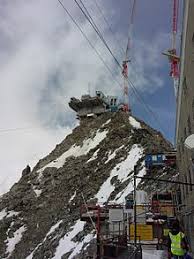 Das speciele an der sesselbahn ist die einfahrtsstützen, weil vor der bergstation der berg sehr steil ist. Skyway Monte Bianco Wikipedia