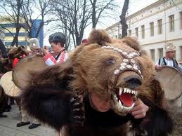Umblatul cu sorcova reprezintă bucuria copiilor, care poartă o crenguță înmugurită de copac. Obiceiuri De Anul Nou Traditii Si Datini De Craciun Bucovina 2018 Ursu Brown Bear Animals Traditional