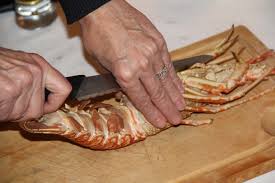 Nettoyer les légumes, les couper et les cuire à l'eau bouillante salée, puis rafraîchir et égoutter. Pour Couper Correctement Une Langouste En Deux Du Jardin Et Du Marche A L Assiette Et A La Bouche