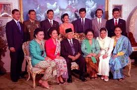 Akrab dengan hary tanoe dan keluarga cendana, ini sosok mertua syahrini sebenarnya! Keluarga Cendana Ingin Tetap Eksis Dengan Mencipta Eksistensi Hantu Pki Halaman 1 Kompasiana Com