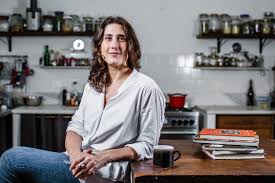Cozinheira defensora da comida de verdade, das pessoas que a produzem de forma responsável e cuidadosa com o entorno, a terra. Paola Carosella Fala Do Canal No Youtube E Da Parceria Com Felipe Neto Veja