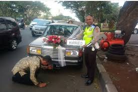 Nah, di bawah ini ada kumpulan gambar yang bisa dipakai lho nah, kalau ananda masih duduk di bangku sekolah tk, pasti deh profesi pak polisi ini cukup populer untuknya. Cerita Di Balik Foto Viral Mobil Pengantin Berpelat Married Disetop Polisi