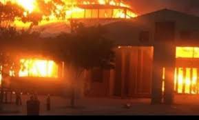 The fire destroyed part of a memorial to cecil rhodes, located on devils peak, before spreading rapidly up the slopes. 5civs6grrmuuim