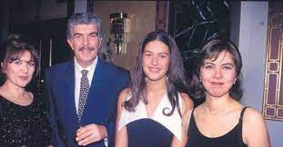 Check spelling or type a new query. Berguzar Korel In Ablasi Zeynep Korel I Sevindiren Gelisme Abd De Evlere Temizlige Gidiyorum Demisti Galeri Takvim