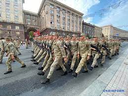 На початку репетиції параду пролунав державний гімн україни у виконанні військового оркестру, а потім центром києва пройшла піша колона військових. Dhit5md B6oxym