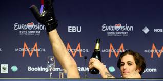 Måneskin is an italian rock band from rome, consisting of lead vocalist damiano david, bassist victoria de angelis, guitarist thomas raggi, and drummer ethan torchio. Maneskin Eurovision Gewinner Damiano David Bringt Fans Zum Italienisch Lernen