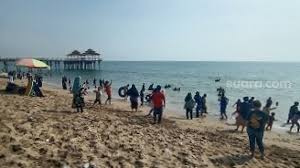 Pantai sambolo anyer merupakan salah satu wisata pantai di anyer yang bagus dan punya berbagai macam wahana permainan air. Pantai Anyer Ramai Wisatawan Enggan Pakai Masker Meski Diingatkan Suara Jabar