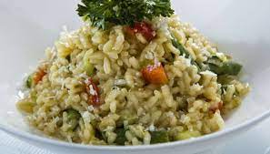 Pasta fredda alla greca ricetta primo estivo gustoso, con ingredienti semplici ma che ne fanno un primo ricco e buonissimo, perfetto anche per il mare. Riso Freddo Con Pesto E Verdure Semplicissimo E Gustoso