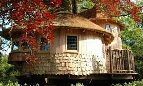 The inner workings of the wizarding world with a collection of original writings. Hogwarts Baumhaus Im Garten Von Jk Rowling Harry Potter Baumhaus Designs Coole Baumhauser Marchenhaus