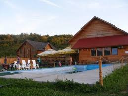 Toate camerele au baie privată cu articole de toaletă gratuite, iar unele au terasă. Pensiunea FraÅ£ii Pasca Barsana Maramures Romania Tonight Ro