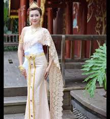Chaque lanterne thailandaise est livrée avec son combustible avec son papier ignifugé pour une retrouvez un grand choix de lanternes célestes pour votre mariage, avec une livraison rapide et. Robe Thailandaise Avec Echarpe Tenue De Studio Photo De Style Traditionnel Pour Mariage Robe De Festival Reine Thailandaise Aliexpress