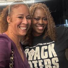 昨晚我的朋友Collette Smith來支持我在紐約百老匯的活動。 看到她在劇院,我好感動。 如果你不知道這個姐姐,你需要找她!  https://believenyouinc.com/founder  她是一位令人驚嘆的激勵演講家,相信你公司的創始人,但是美國足球聯盟第一個教練的女性。 她曾是紐約噴射機隊的 ...