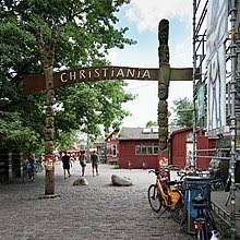 Kışla binalarını birer eve dönüştürdüler, komünal toplum sloganıyla yaşamaya başladılar. Freetown Christiania Wikipedia