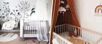 Idée de décoration pour une chambre d'amis chalet avec un mur marron, un sol en bois clair et un sol marron. Idees De Decoration Pour Une Chambre De Bebe Mixte A Faire Soi Meme