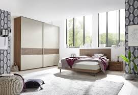 Mit türen, oder schubkästen dekorativ gestaltete fronten lassen keine langeweile aufkommen. Schlafzimmer In Naturfarben Und Nussbaum Dunkel Luana