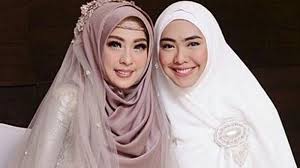 Hal ini diumumkan langsung oleh oki setiana dewi lewat insta story instagram miliknya. 15 Rias Pengantin Oki Setiana Dewi Inspirasi Untuk Gaya