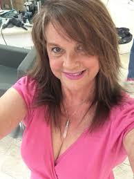 Người phụ nữ trưởng thành độc thân trên 55 tuổi.