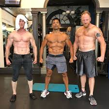 Followers can see her gray roots. Kelly Ripa Just Posted A Shredded Gym Pic Of Husband Mark Consuelos