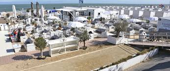 Further, we also recommend reading the information board, with the local beach rules, which is often placed near every beach(entrance). Home Knokke Strand Sfeer En Genieten Op Blote Voeten Tegenover Het Lichttorenplein