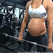 安田由紀奈さんのインスタグラム写真 - (安田由紀奈Instagram)「かっこええなぁ。 38w でこれして赤ちゃんでてこうへんのかな笑。  産後の戻り方すごいな。 私は私の体調をみて出来ることをやろう。 #workout #筋トレママ #筋トレ女子 #fitnessmodel  #産後ダイエット」12月 ...