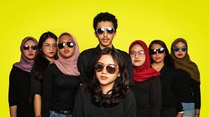 Mereka menggunakan baju couple tujuannya yaitu agar penampilan mereka terlihat kompak dan serasi sehingga bisa membuat hubungan mereka menjadi lebih harmonis. Click Five Studio Studio Foto Paling Hits Se Depok Takatik