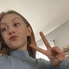 Amanda Langlitz's Instagram, Twitter & Facebook