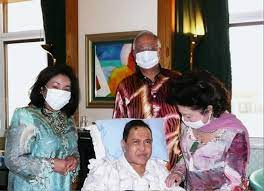 Her royal highness (yang teramat mulia) tengku anis binti almarhum tengku abdul hamid, the tengku ampuan mahkota of kelantan. Biarkan Doktor Yang Dilantik Kerajaan Memeriksa Sultan Pinkturtle