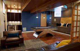 Nuestra casa es el lugar donde nos permitimos ser uno mismo y buscamos relajarnos después de una dura jornada laboral. Descubre Como Iluminar Una Sala De Estar Y Una Sala De Juegos Disenos De Sotano Arquitectura Interior Sotano Acabado