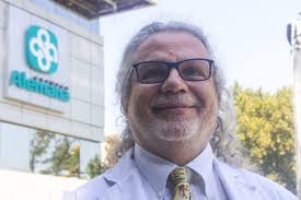 Elecciones Colegio Médico: Renato Acuña, el competidor de Izkia Siches