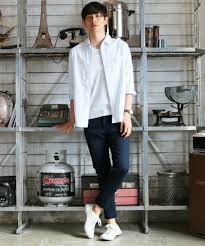 白シャツ 黒のアンクルパンツ メンズファッション 夏 ファッション メンズ メンズファッションスタイル