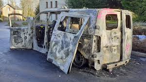 Video Une Rave Reunit 2 500 Personnes En Ille Et Vilaine Une Voiture De Gendarmerie Incendiee