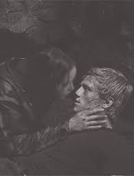 Es gibt für jeden ein preismodell. Peeta Katniss Peeniss Gif Auf Gifer Von Jubar