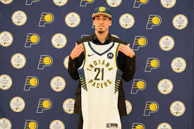 Teams would rather move on from a player a year too soon than a year too late. Eckwvpwaxhhbm