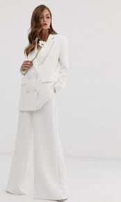 Rose bonbon, blanc ou à imprimés, le tailleur se désacralise pour le plus grand bonheur des modeuses. Tailleurs De Mariage The Wedding Explorer Robe Mariage Pas Cher
