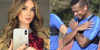 Con esta publicación, sara calló algunas especulaciones que se leen en redes sociales acerca de que el jugador le pegaba cuando todavía mantenían una relación amorosa. Fredy Guarin Y Sara Uribe Hacen El Oso En Reconocida Tienda De Ropa