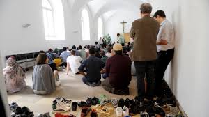 Es ist das tägliche ritualgebet in richtung mekka (standort der kaaba), der qibla. Munchen Muslime Beten In Der Michaelskirche Munchen Sz De