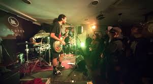 Une page pour mettre sur le devant de la scène des jeunes talents de la chanson, de la. Semaine Du Rock Les Groupes Toulousains Sur Le Devant De La Scene