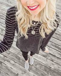 Black And White Striped Top Outfit Ideas Striped Top Oversized Top Striped Shirt Oversized Shirt Top With Leggings Coin Nec Grey Sneakers Outfit Outfits With Leggings Girls Fall Fashion
