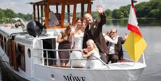 Die gesellschaft hatte das schiff komplett für sich und die gäste verteilten sich auf den beiden das spiegelt sich auch in den fotos wieder, die lisa bei der hochzeit auf dem schiff gemacht hat: Heiraten Auf Einem Schiff Auf Der Spree Besondere Hochzeitsorte Und Standesamter Top10berlin