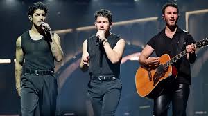 At what time are the Jonas Brothers performing today at halftime of Rams vs 49ers in Australia?