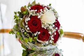 Red Rose Wedding Flower Bridal Bouquet Arrangement By C Radmila Kerl Wedding Photography Munich Brautstrauss Rote Rosen Hochzeit Brautstrauss Brautstrauss Rosen
