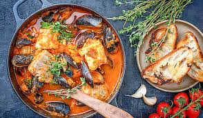 Lo scorfano è un pesce molto diffuso nel bacino mediterraneo, così, se ti rechi in un mercato ittico o presso la tua pescheria di fiducia, non ti sarà difficile trovarlo.si distingue per il suo aspetto tozzo, ricco di squame e. Quali Sono Le Zuppe Di Pesce Piu Famose D Italia News Eventi E Curiosita Dal Mondo Food