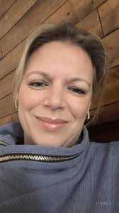 I really want to meet you🥰, but I don't know where you live😣, can you  tell me where you live, please answer❣️❣️