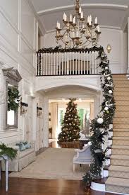 Pour relooker une cage d'escalier désuète, donnez du style. Decoration De Noel Pour Cage D Escalier D Interieur De Maison Christmas Staircase Traditional House Stair Decor