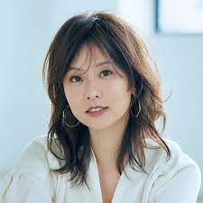 パーマスタイルが教えてくれた 今の自分にしっくりくる髪と服 40代のミディアムヘア 40代 ヘアスタイル 髪型 ヘアスタイリング