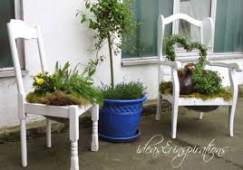 Holzstuhle Als Garten Dekoration Wooden Chairs And Garden Decorations Holzstuhl Garten Gartendekor Gartendekoration