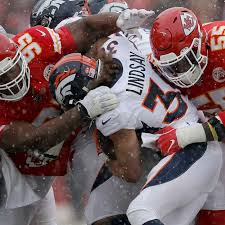 Kansas city chiefs star defensive end frank clark was arrested on sunday night in los angeles after cops discovered that he had possession of an uzi submachine gun in his bag, according to tmz sports. Chiefs Frank Clark Details How Chris Jones Fits At Defensive End Arrowhead Pride