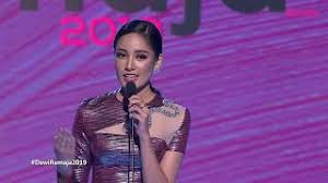 Shaza bae diumumkan sebagai dewi remaja 2019 di pentas akhir program pencarian dewi remaja 2019 yang berakhir malam tadi. Final Dewi Remaja 2019 I Q A Nynaa Harizal Youtube