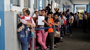 Venezuela se ve obligada a replegar. Venezuela Crisis Migrants Dash To Cross Peru Border Bbc News